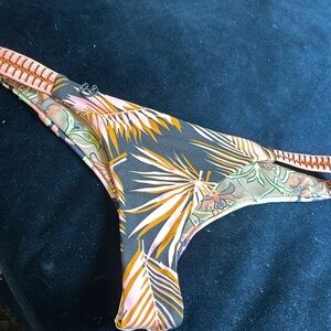 Maaji Graphic Printed Reversible Bikini Bottoms Size Small‎